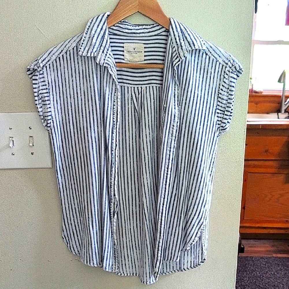 🌼AE Blue and White Button Down Cap Sleeve Top